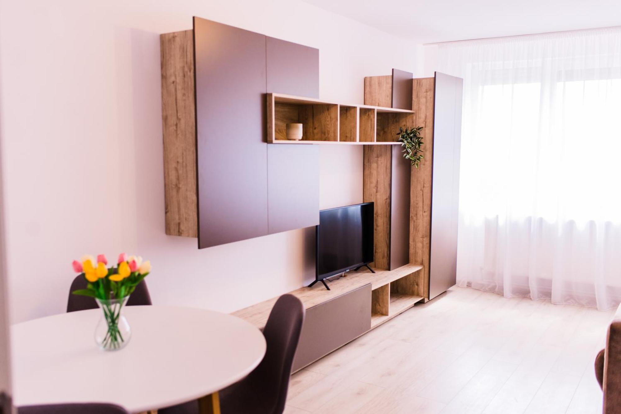 Riverside White Apartment Satu Mare Exterior photo